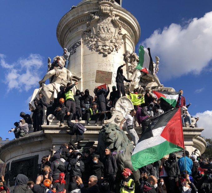 E a imagem é emblemática: manifestantes encapuzados depredando um monumento histórico francês…
